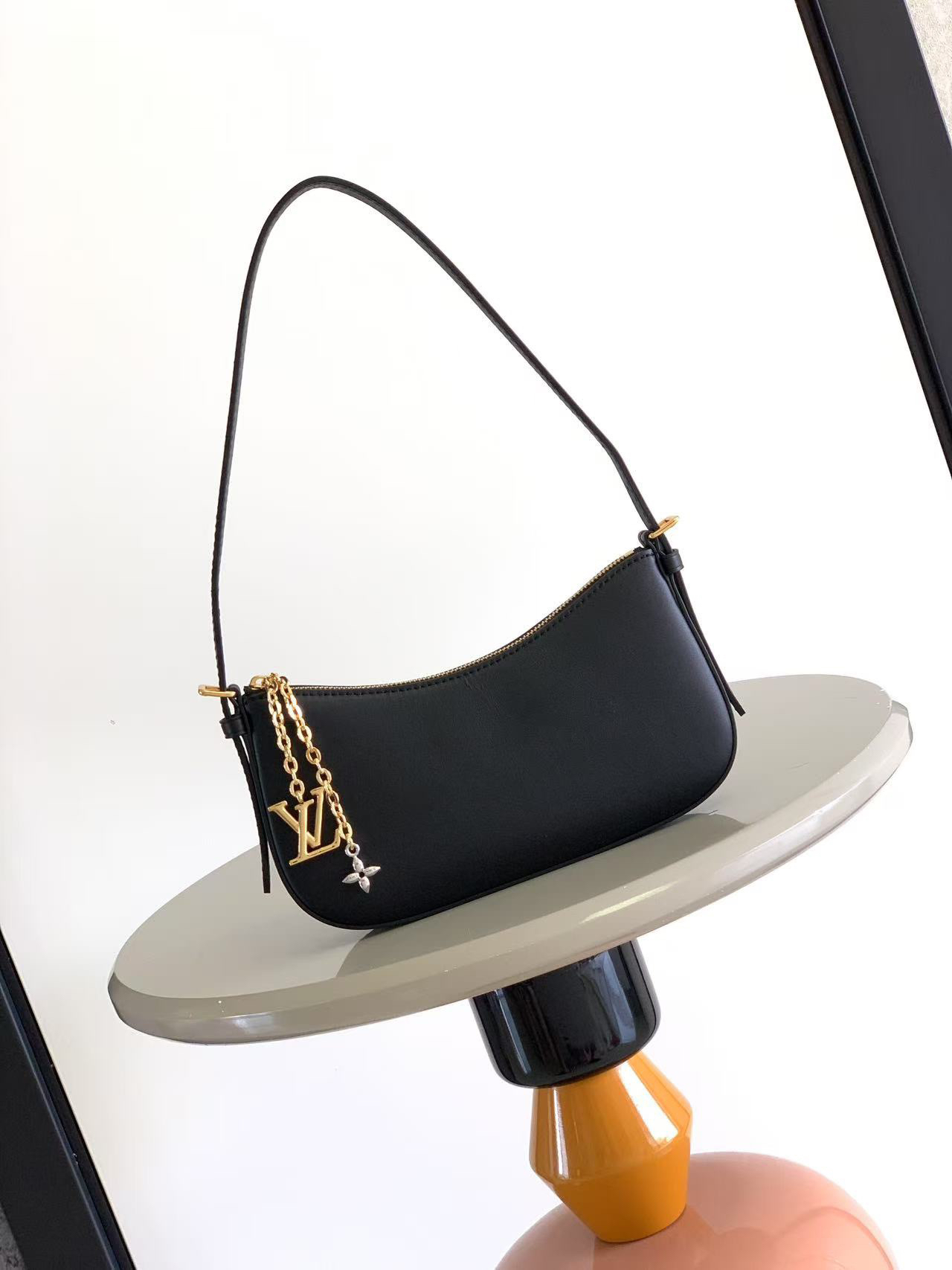 lv0156 Louis Vuitton M25525 M25784 Top Handle Bag