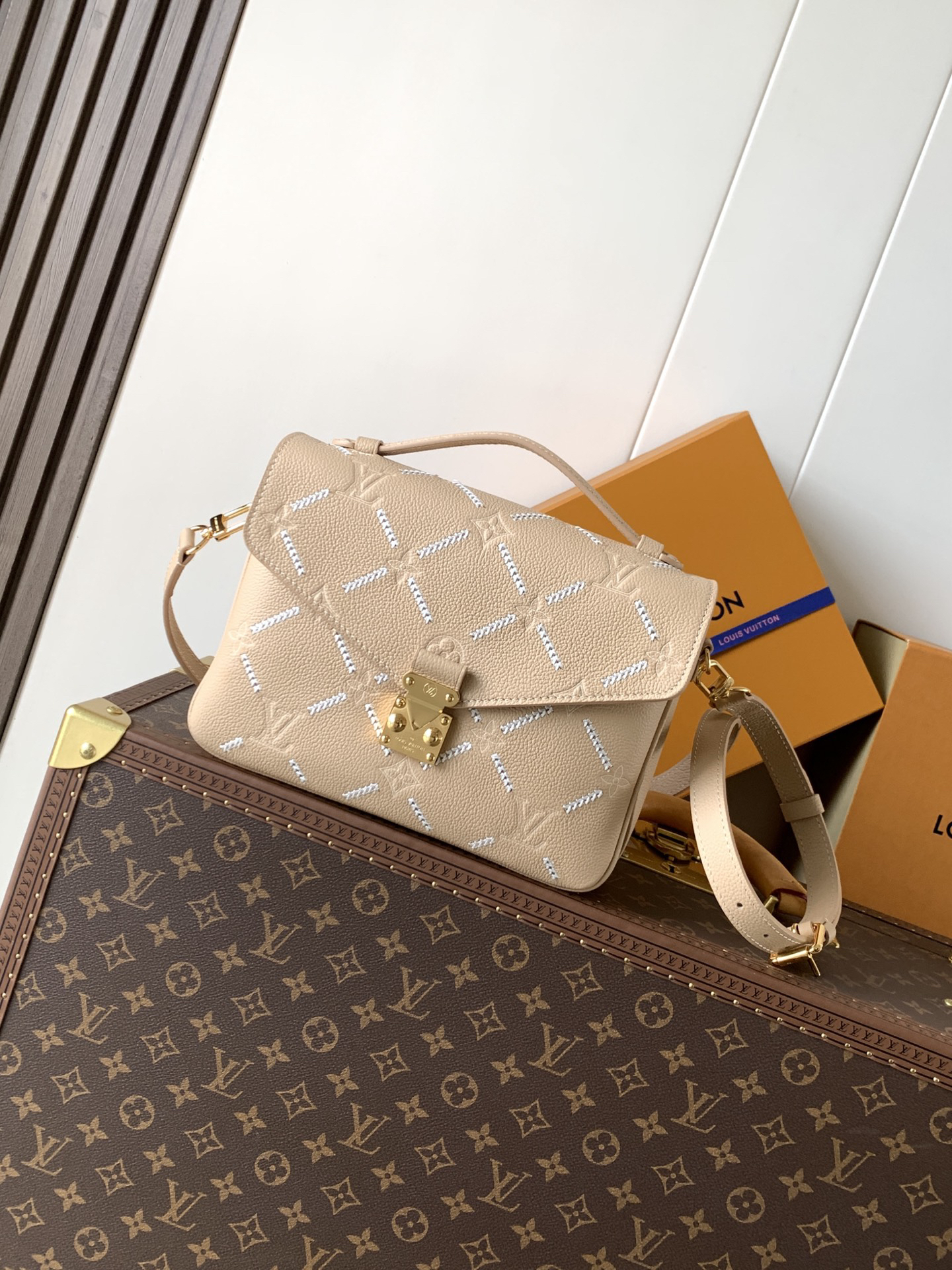 lv0190 Louis Vuitton M46613 M29497 M27357 M273 Top Handle Bag Medium with Dynamic Code