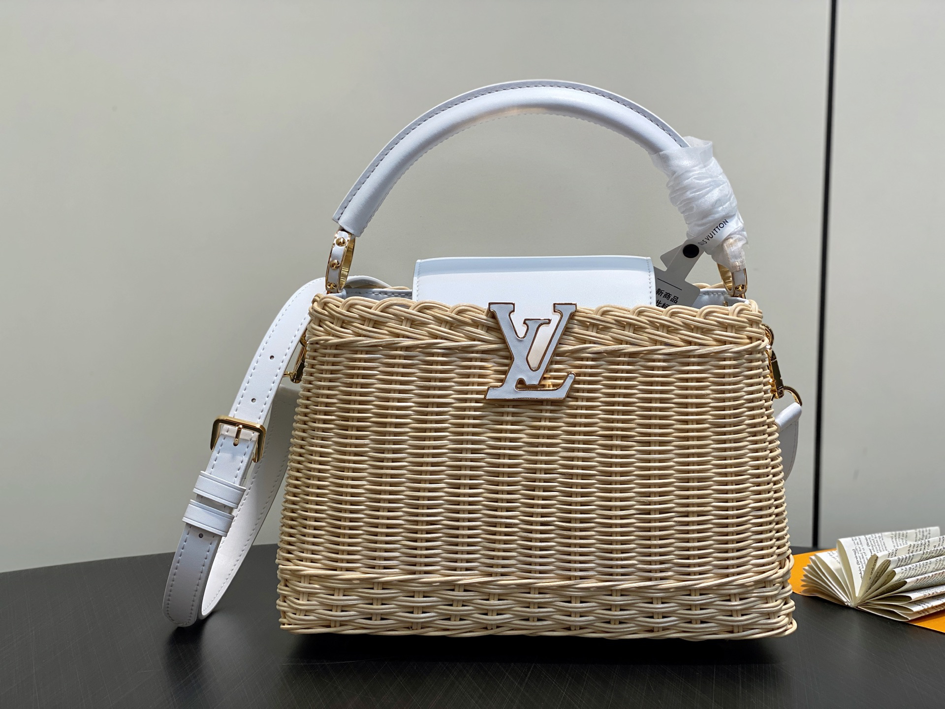 lv0332 Louis Vuitton M11617 M24976 M26005 M26025 cap Top Handle Bag Small