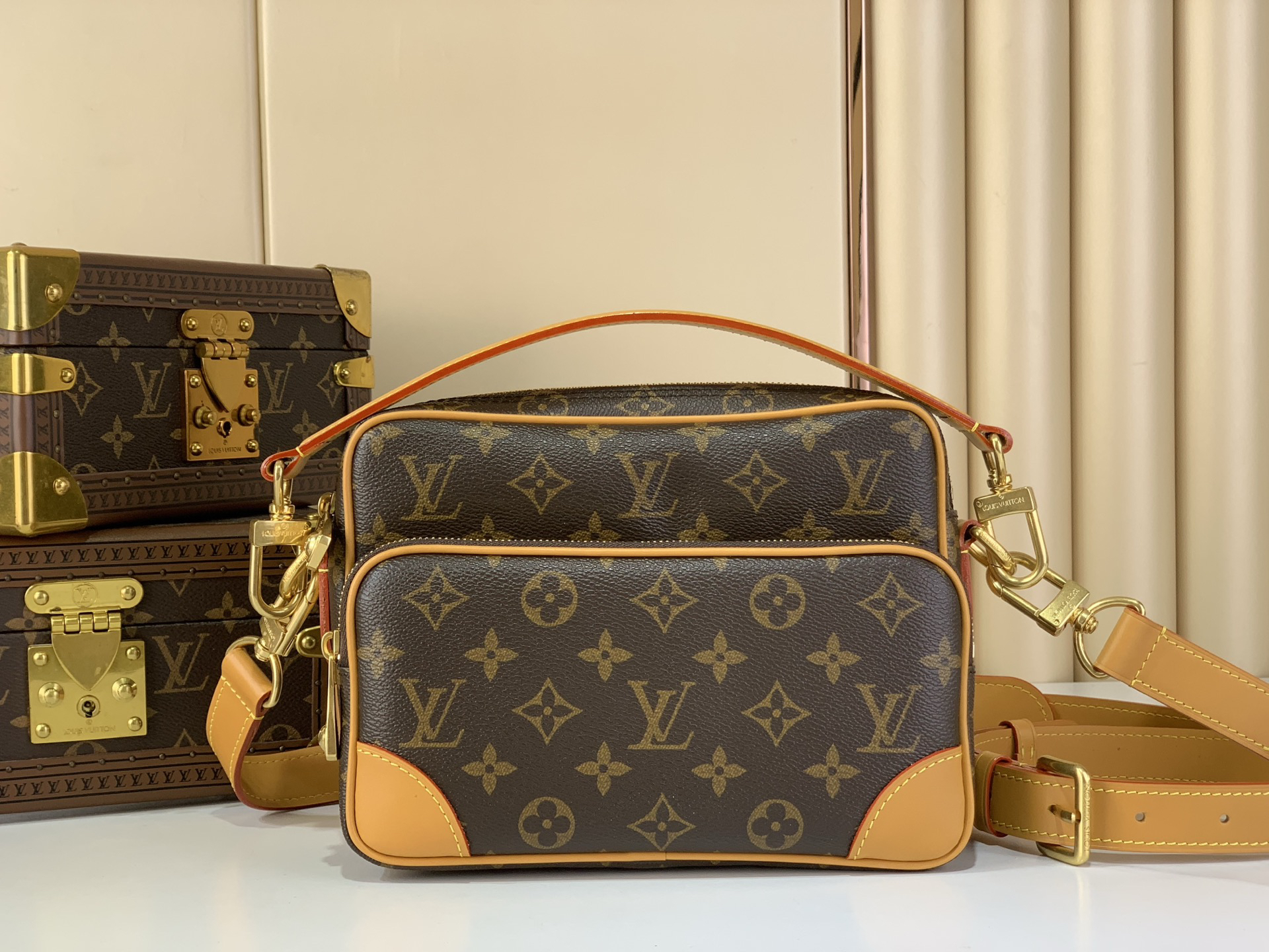lv0400 Louis Vuitton M14016 NIL Messenger Bag with Dynamic Code