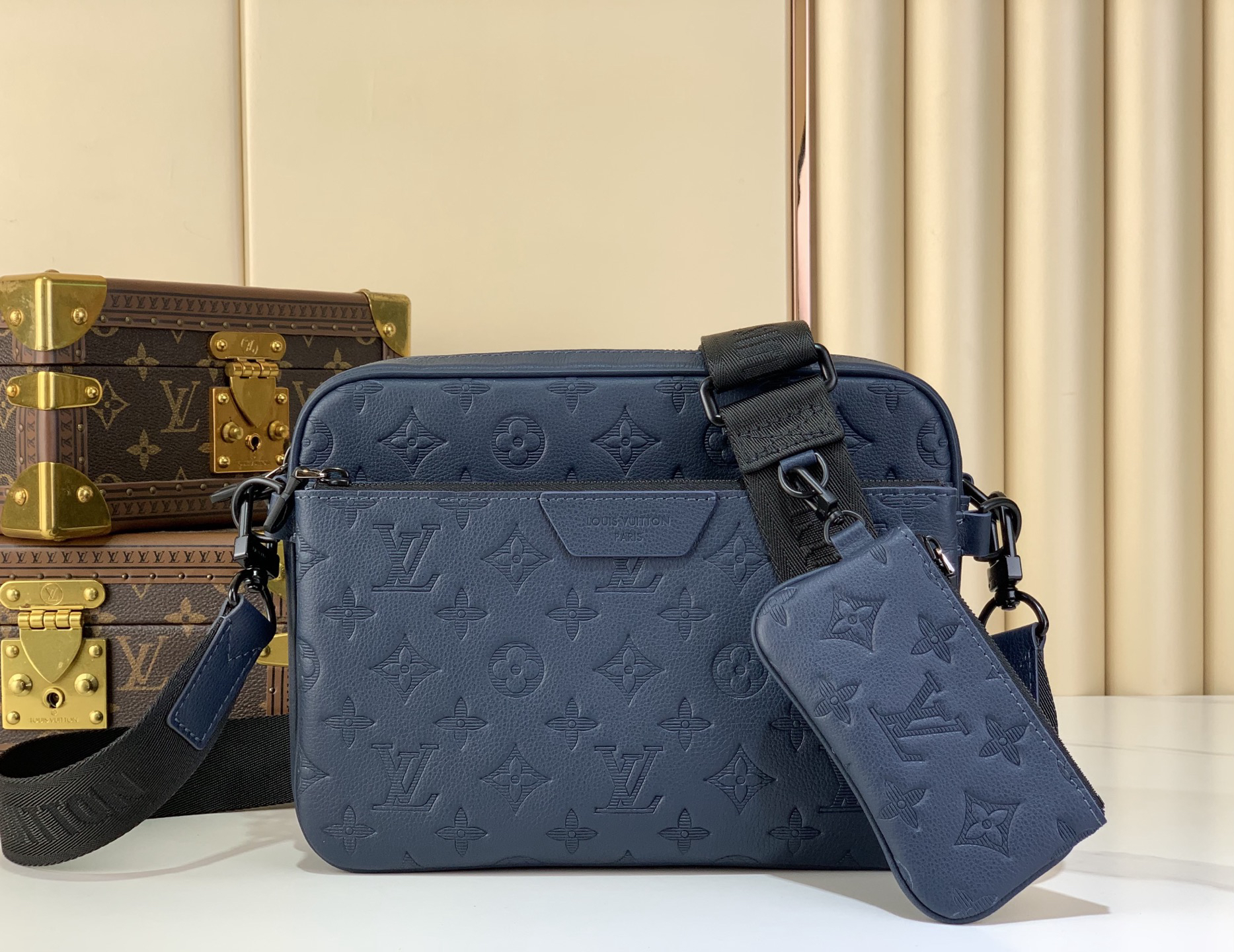 lv0418 Louis Vuitton M2792 Trio Messenger Wallet