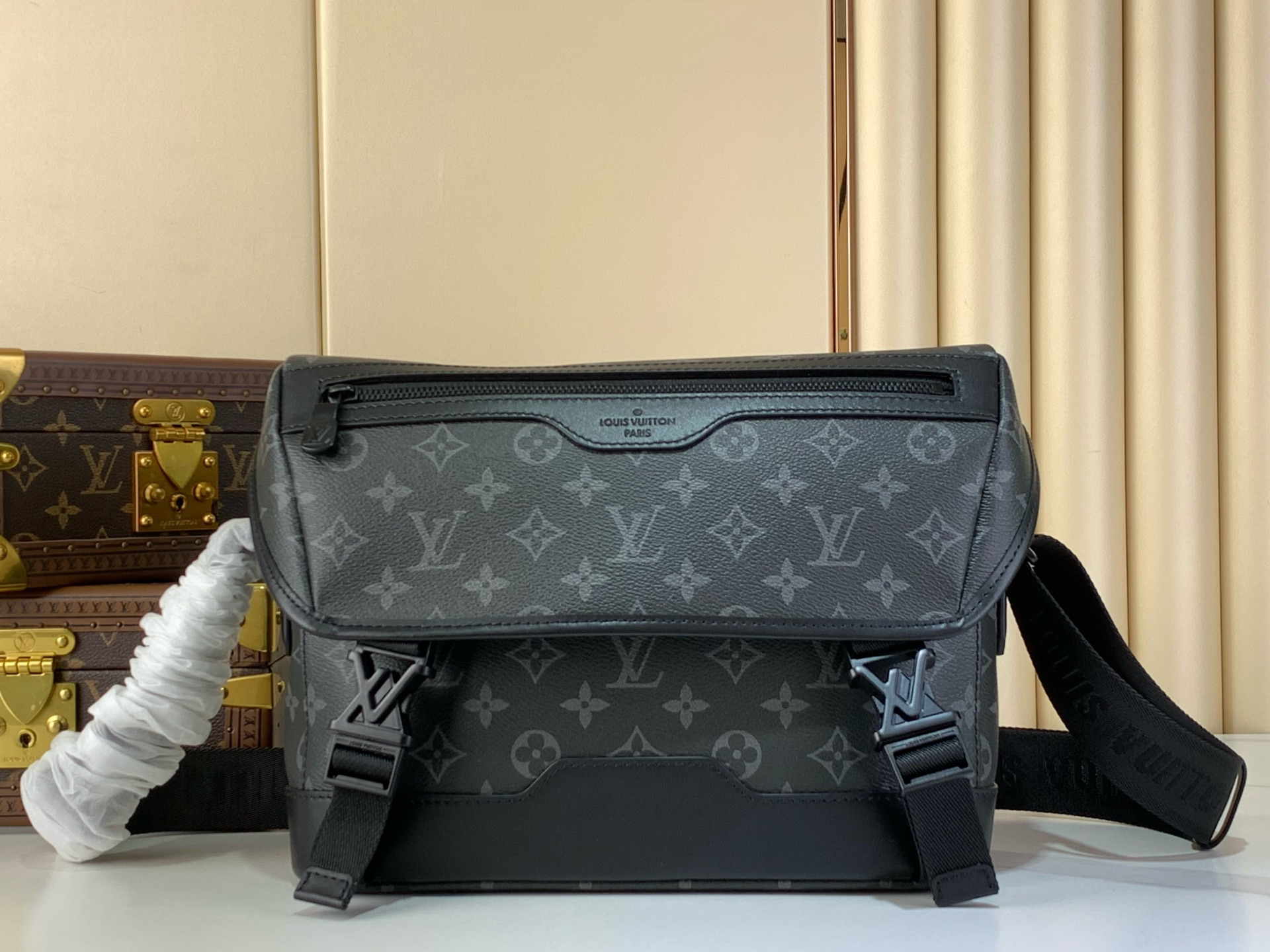lv0430 Louis Vuitton M12517 VOYAGER Messenger Bag Small with Dynamic Code