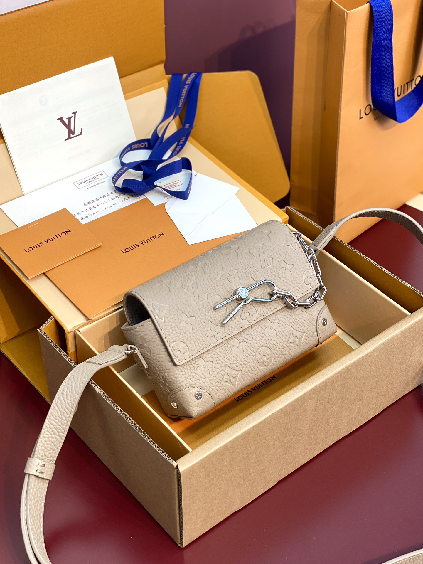 lv0712 Louis Vuitton M13889 Top Handle Bag with Dynamic Code