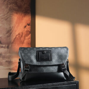 lv1055 Louis Vuitton M40511 VOYAGER Messenger Bag with Dynamic Code