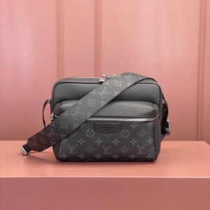 lv1356 Louis Vuitton M30233 OUTDOOR Messenger Bag with Dynamic Code