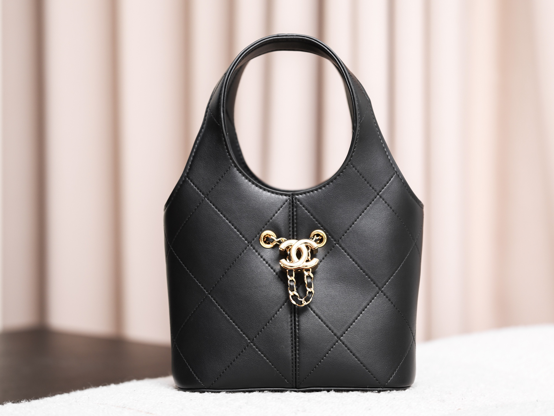 bag0444 Chanel Hobo Black Gold Hardware