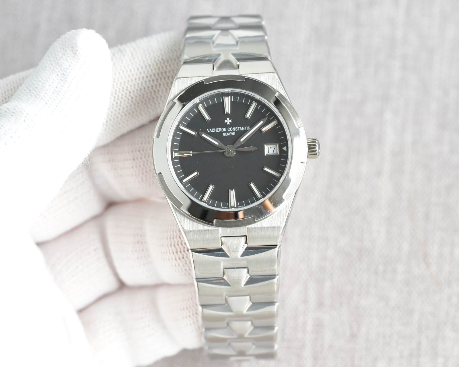 Vacheron Constantin Overseas 33mm White / Silver - watch0051