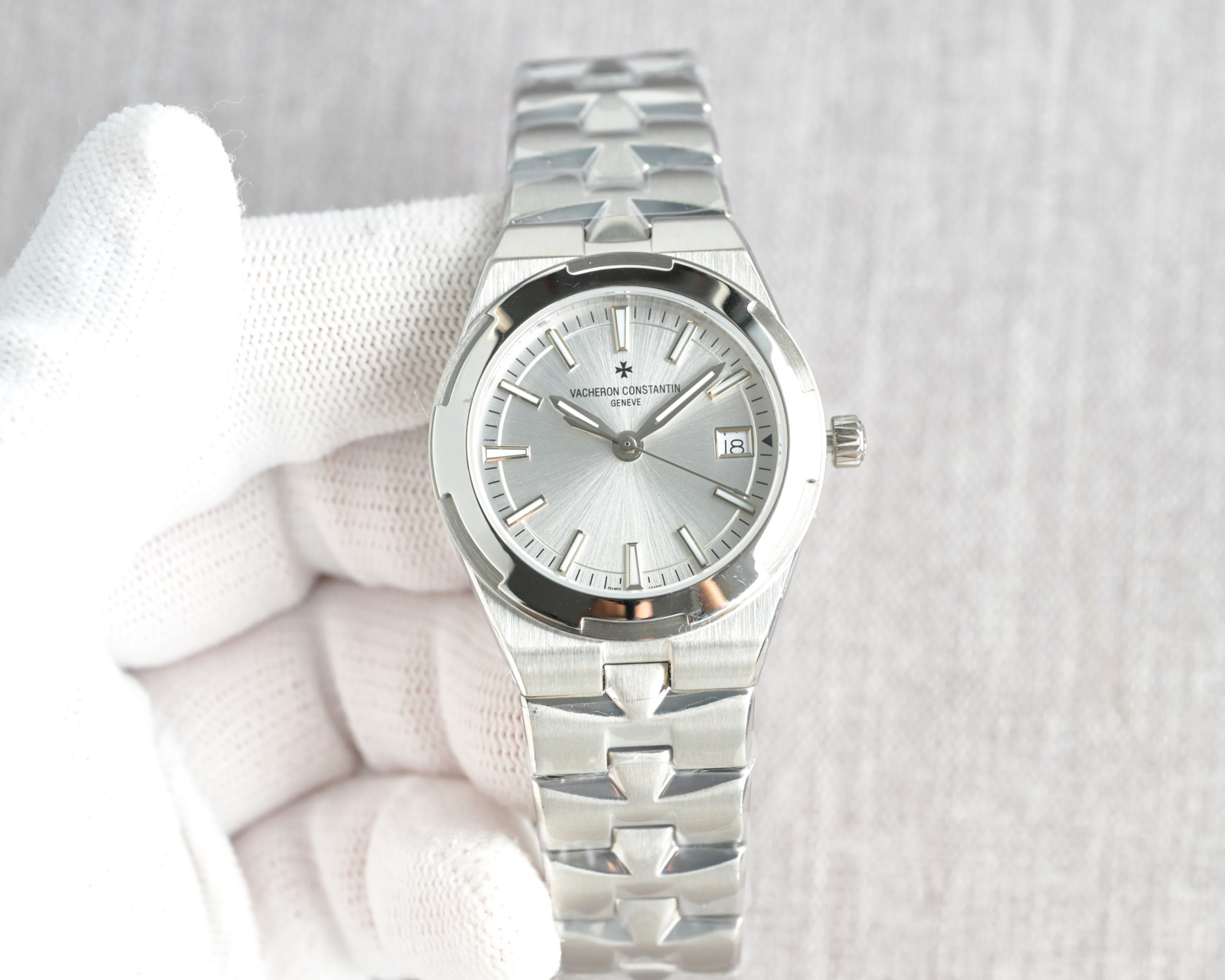 Vacheron Constantin Overseas 33mm White / Silver - watch0051 - Image 2
