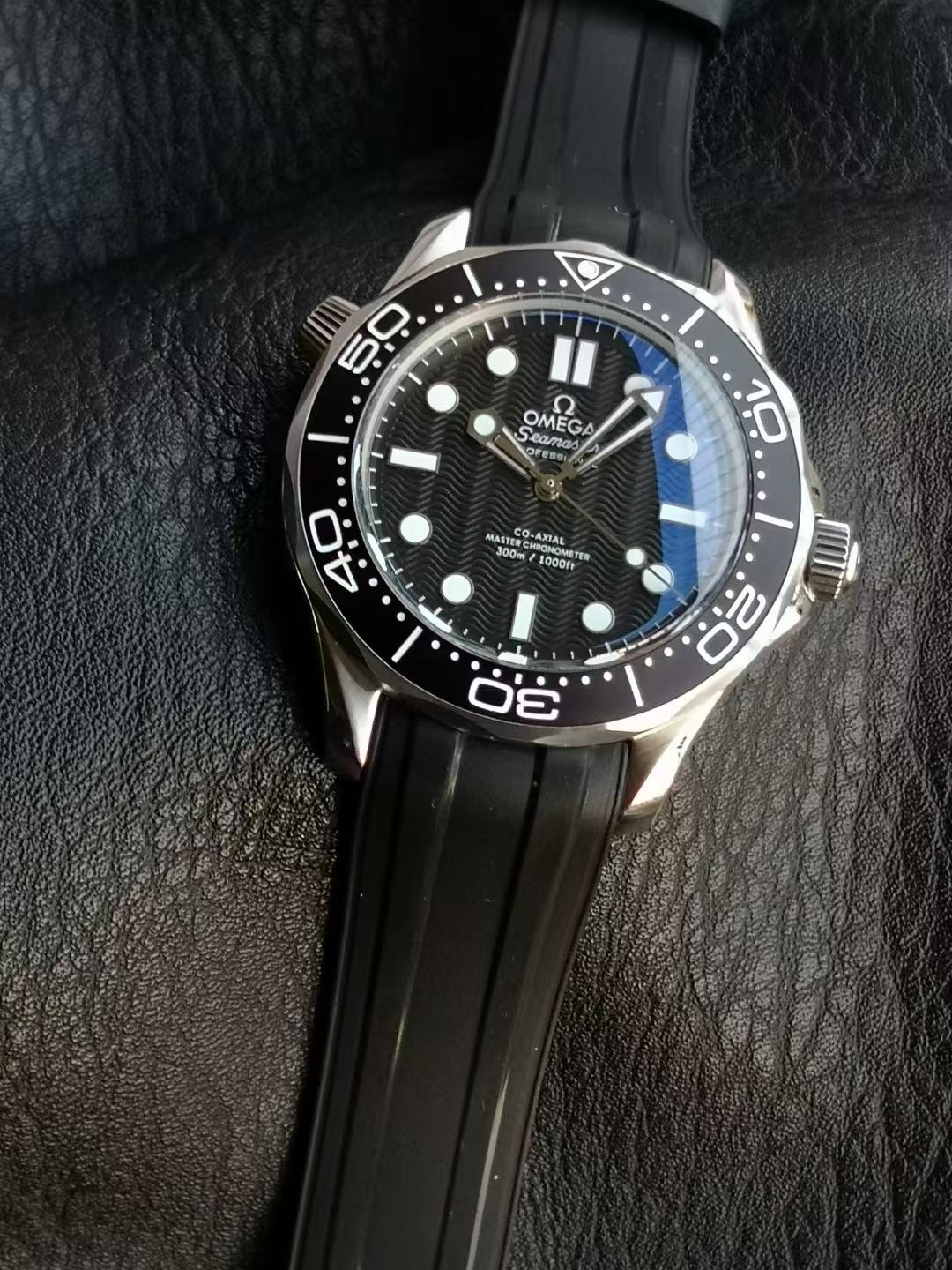 Omega Seamaster Black / White - watch0092 - Image 2