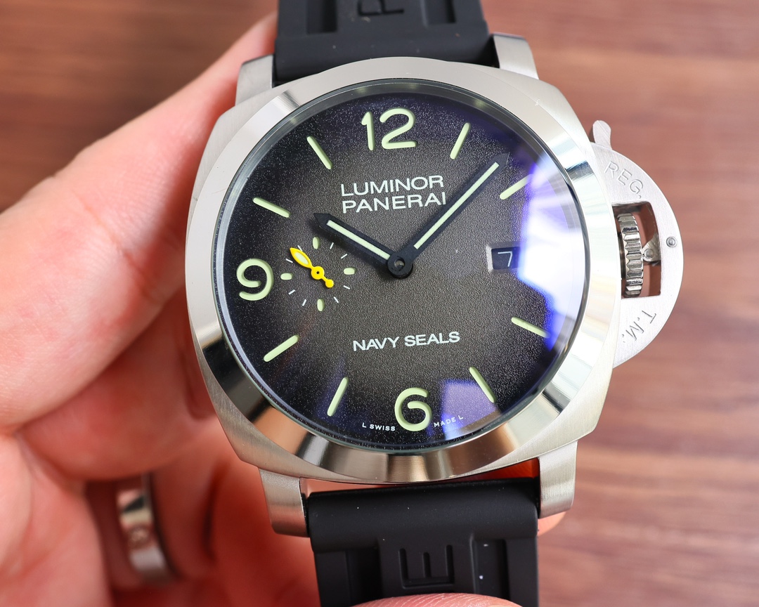 Classic Watch 44mm Black / White - watch0470 - Image 2