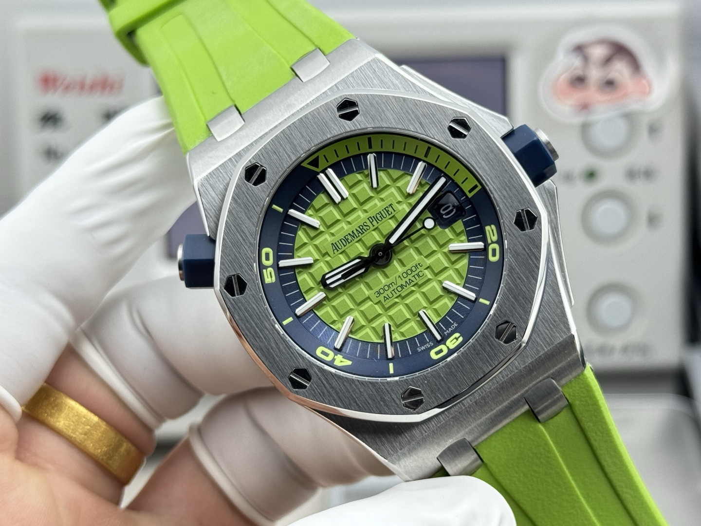 Audemars Piguet Royal Oak 42mm White / Rose Gold - watch0577 - Image 2