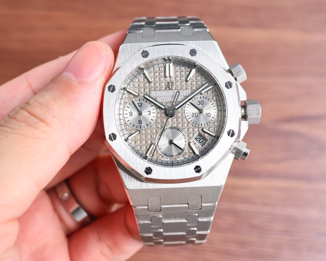 Audemars Piguet Royal Oak 38mm White / Rose Gold - watch0797 - Image 2