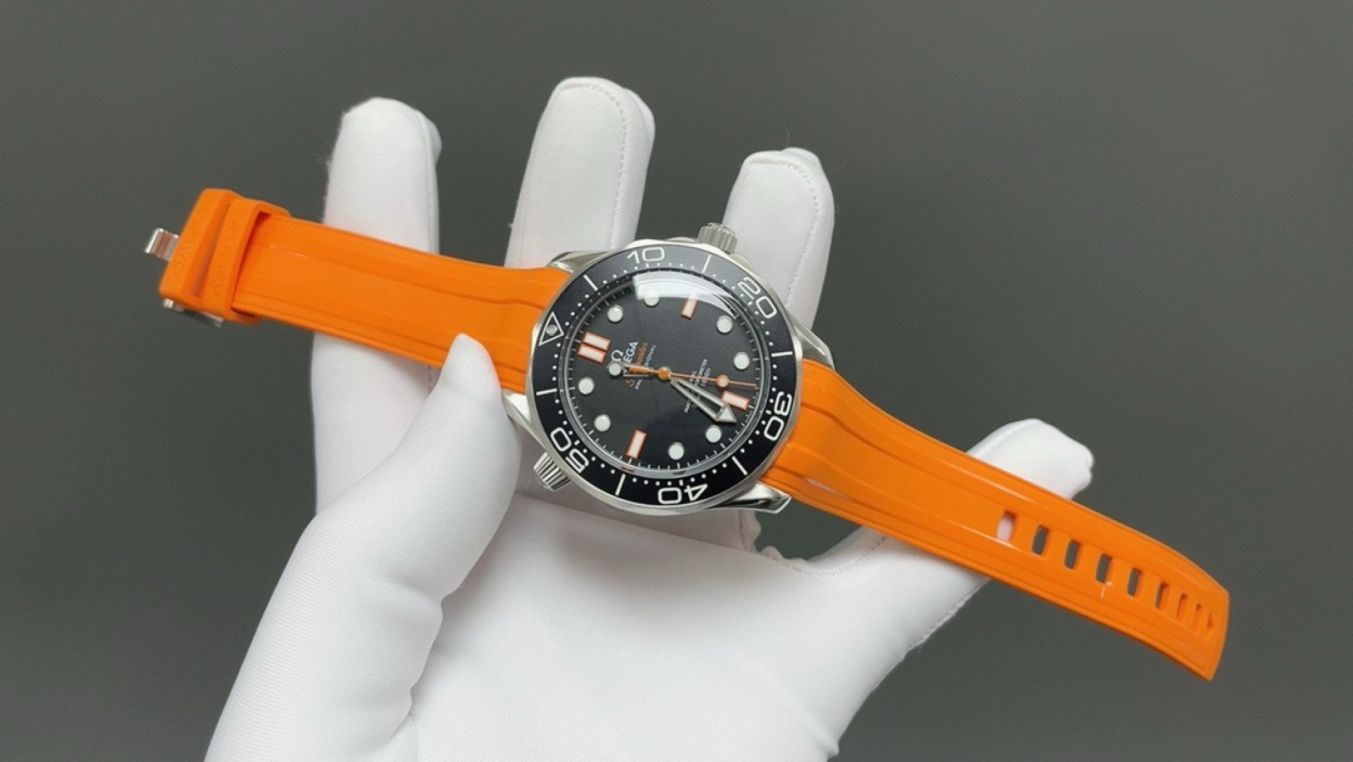 Omega Seamaster 42mm Black / White - watch1609 - Image 2