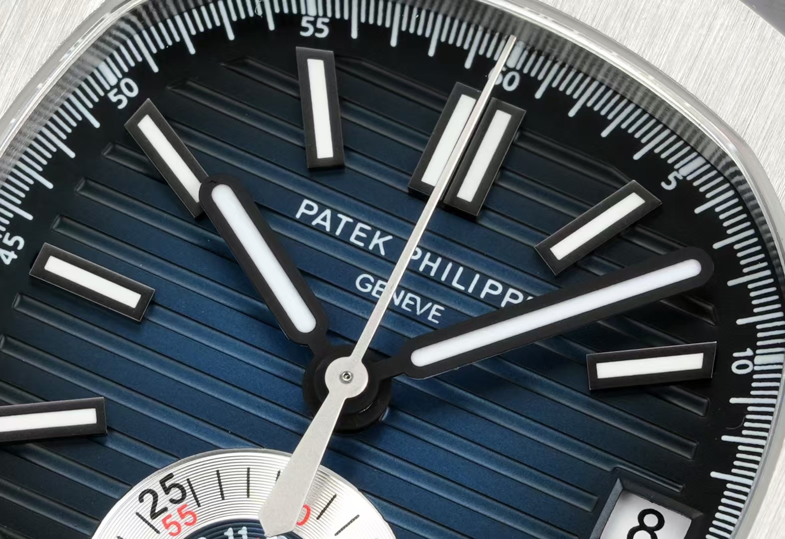 Patek Philippe Nautilus 40.5mm - watch1655 - Image 2