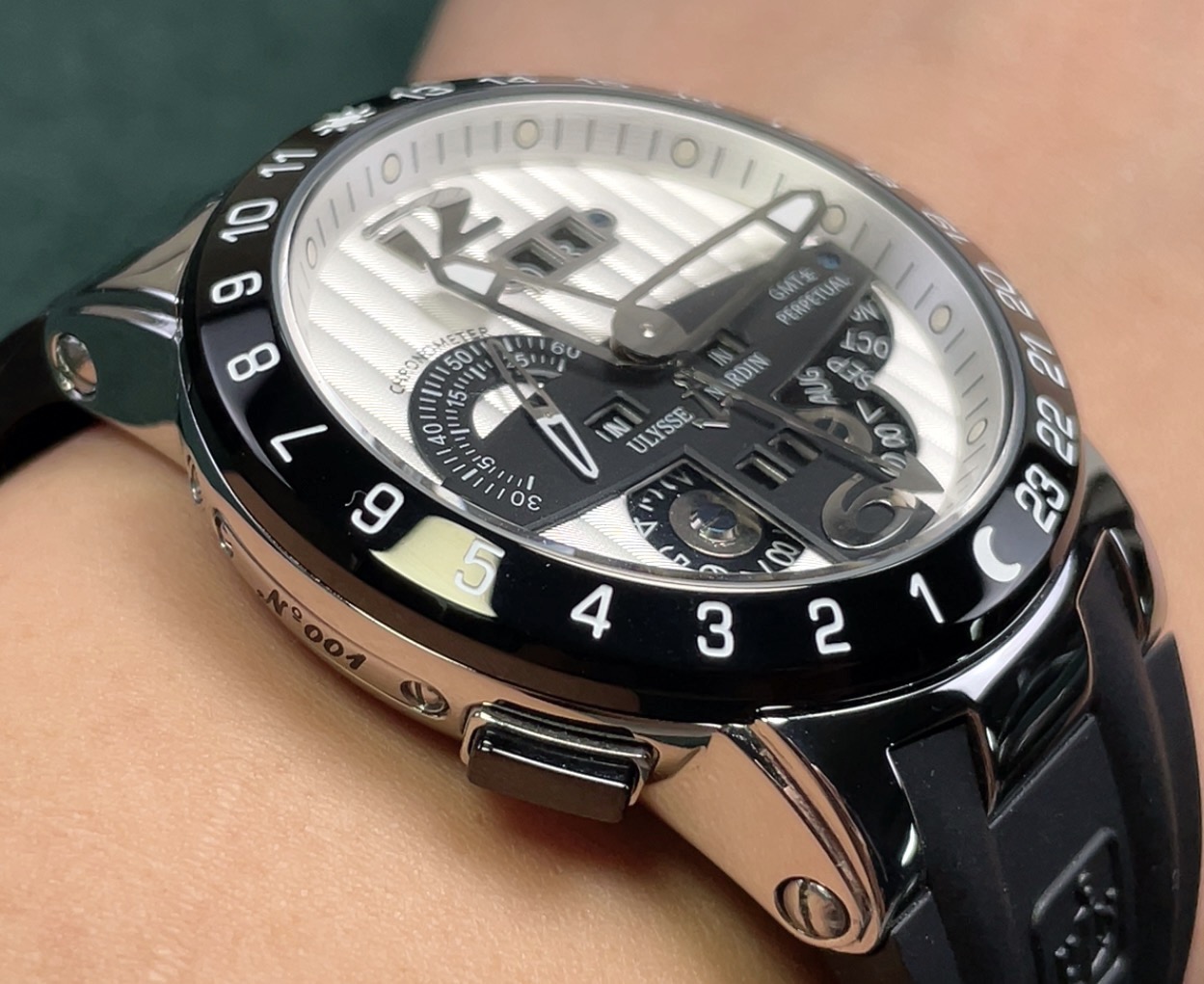 Classic Watch 44mm - watch2095 - Image 2