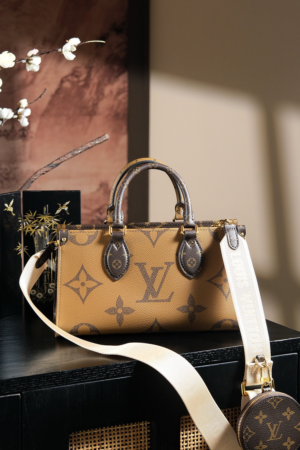 lv0069 Louis Vuitton ONTHNGO EAST WE Tote Bag with Dynamic Code - Image 3
