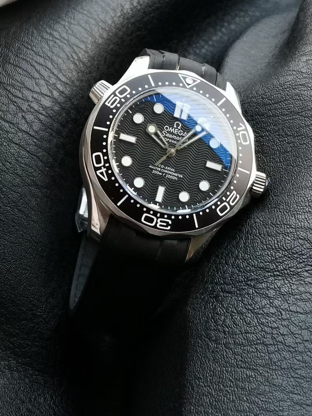 Omega Seamaster Black / White - watch0092 - Image 3