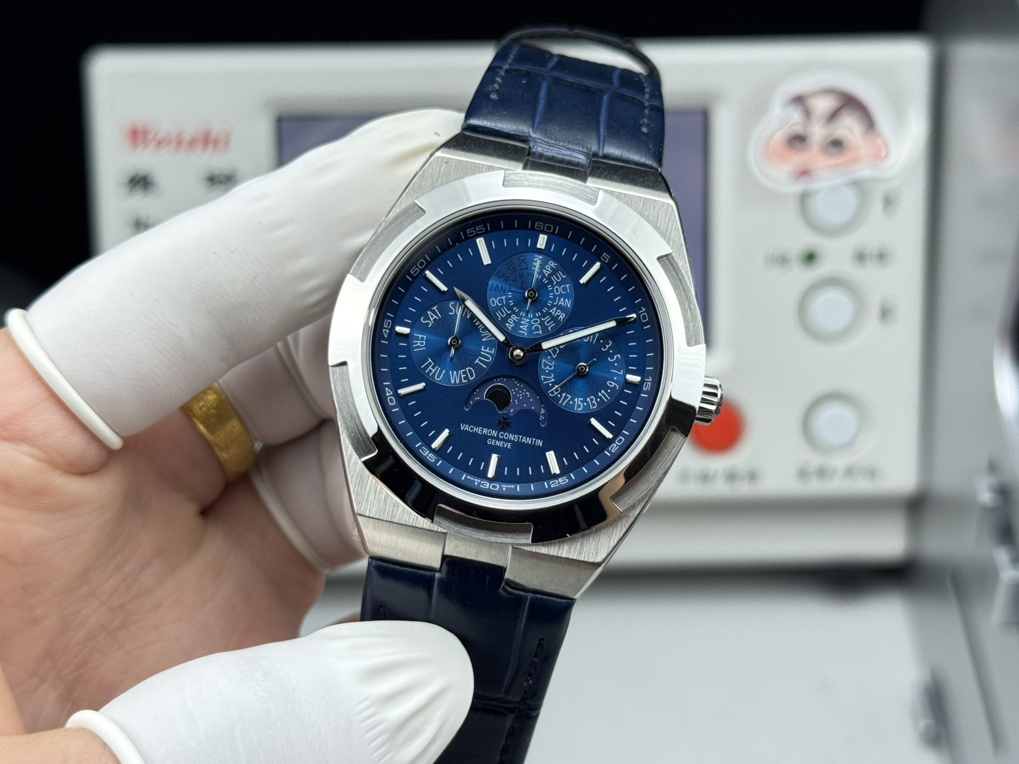 Vacheron Constantin Overseas 41.5mm White / Silver - watch0347 - Image 3