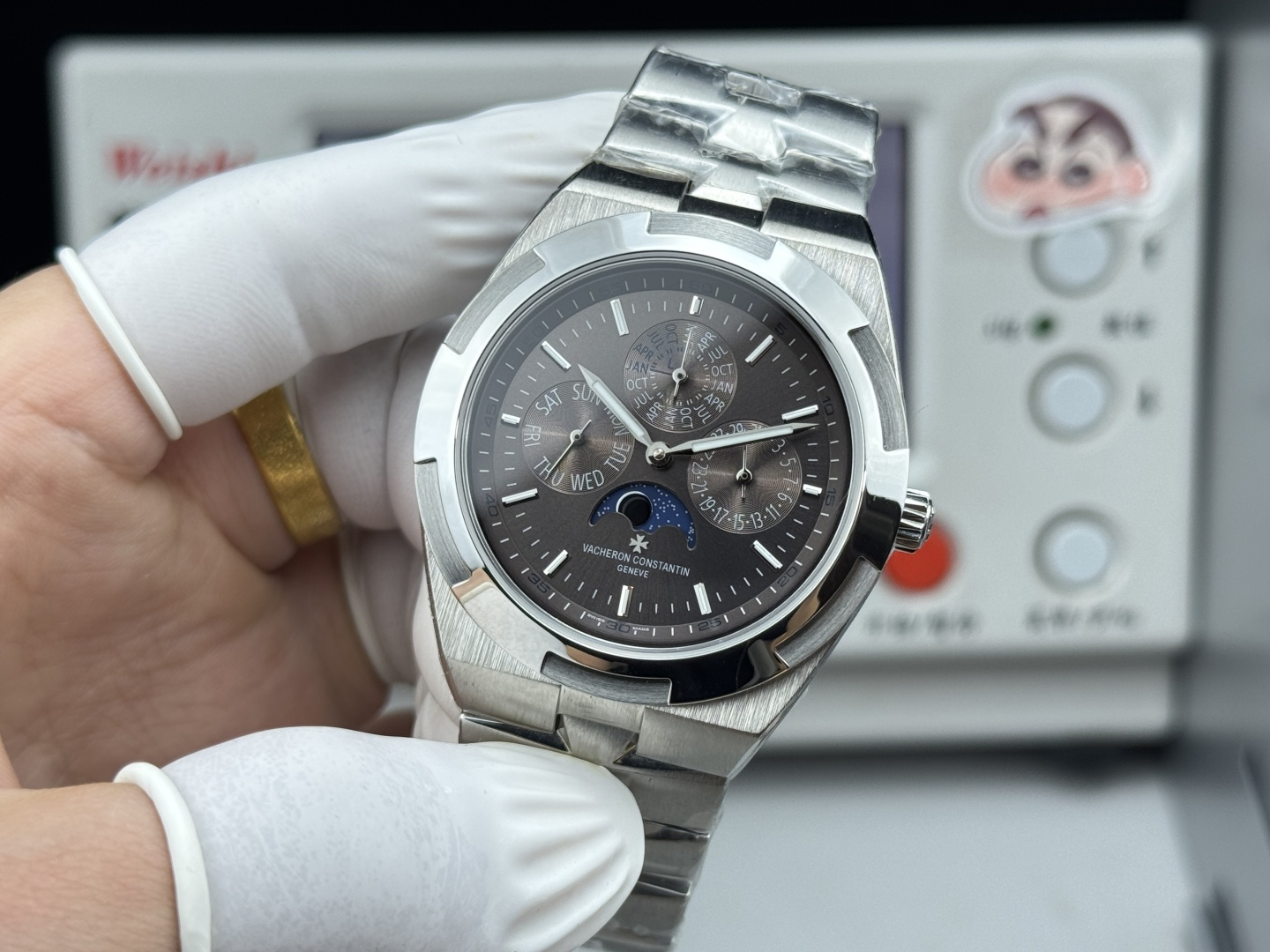 Vacheron Constantin Overseas 41.5mm White / Gold - watch0352 - Image 3
