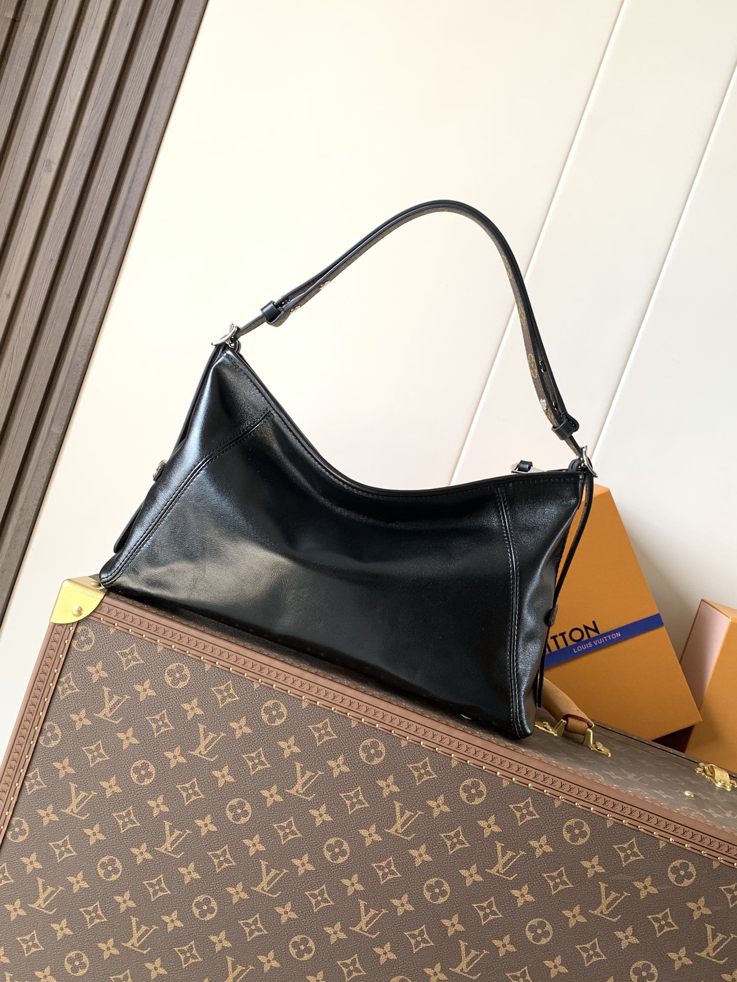 lv0120 Louis Vuitton M28160 CarryAl Top Handle Bag Large with Dynamic Code - Image 3