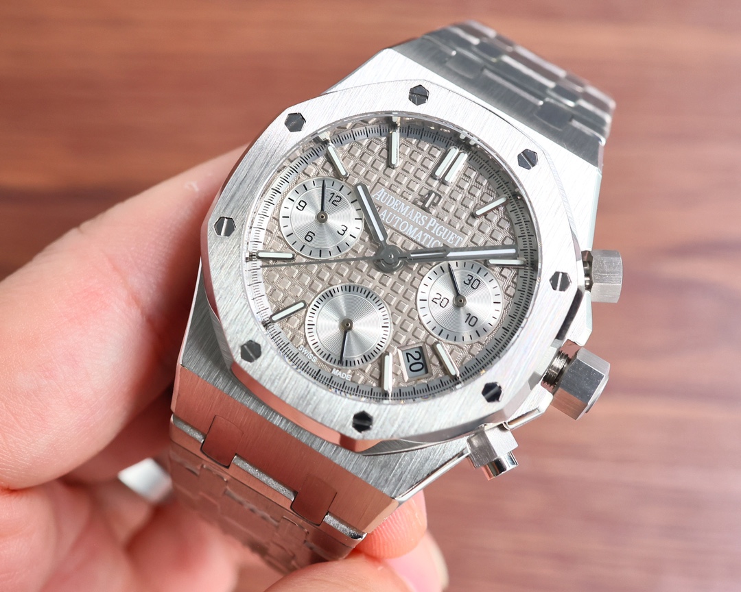 Audemars Piguet Royal Oak 38mm White / Rose Gold - watch0797 - Image 3