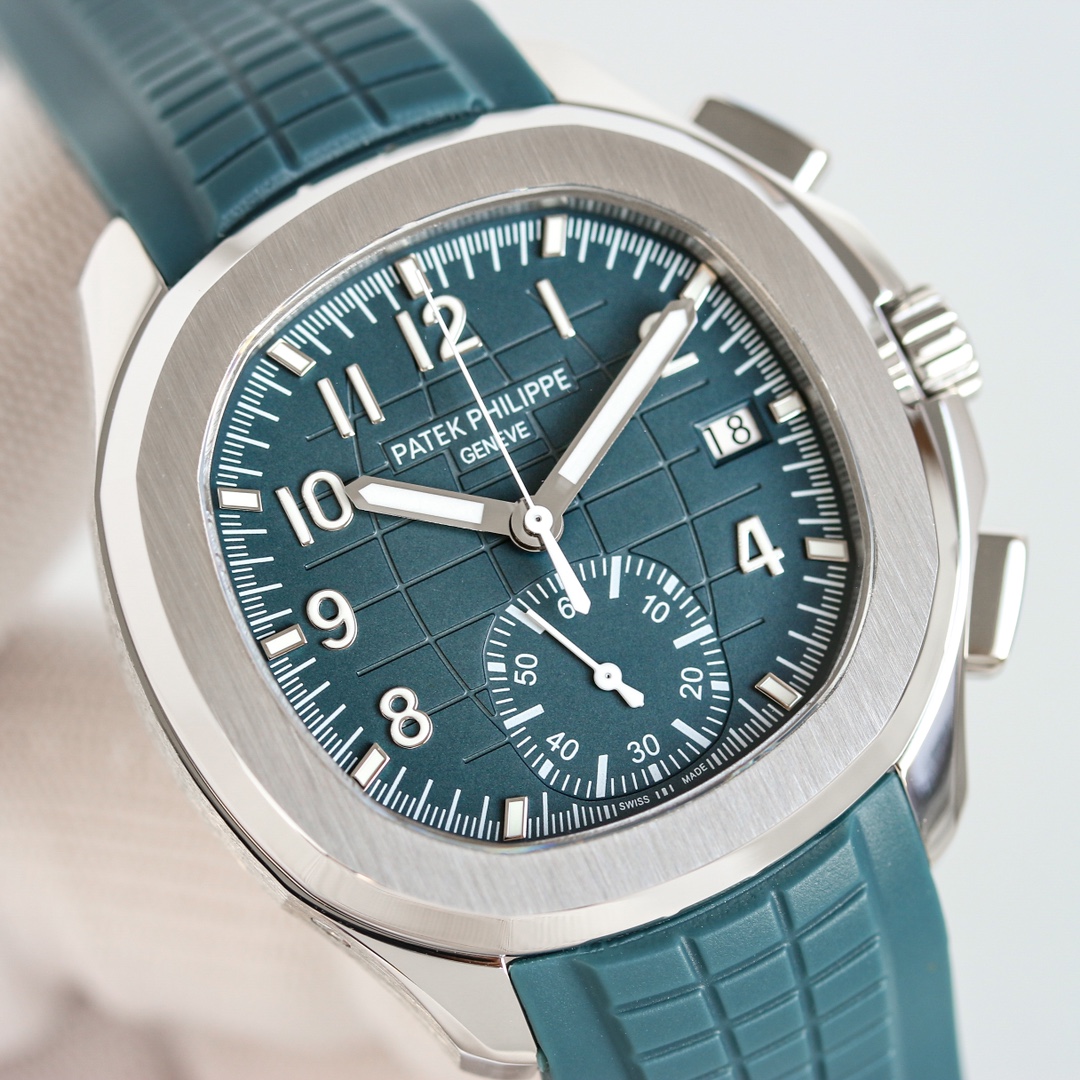 Patek Philippe Aquanaut 42.2mm White / Rose Gold - watch1188 - Image 3