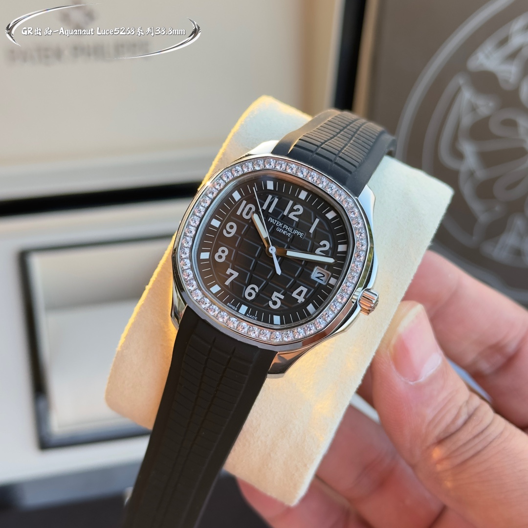 Patek Philippe Aquanaut 38.8mm White / Gold - watch1215 - Image 3
