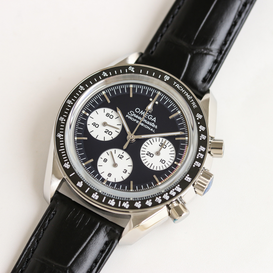 Omega Speedmaster 42mm Black / White - watch1396 - Image 3