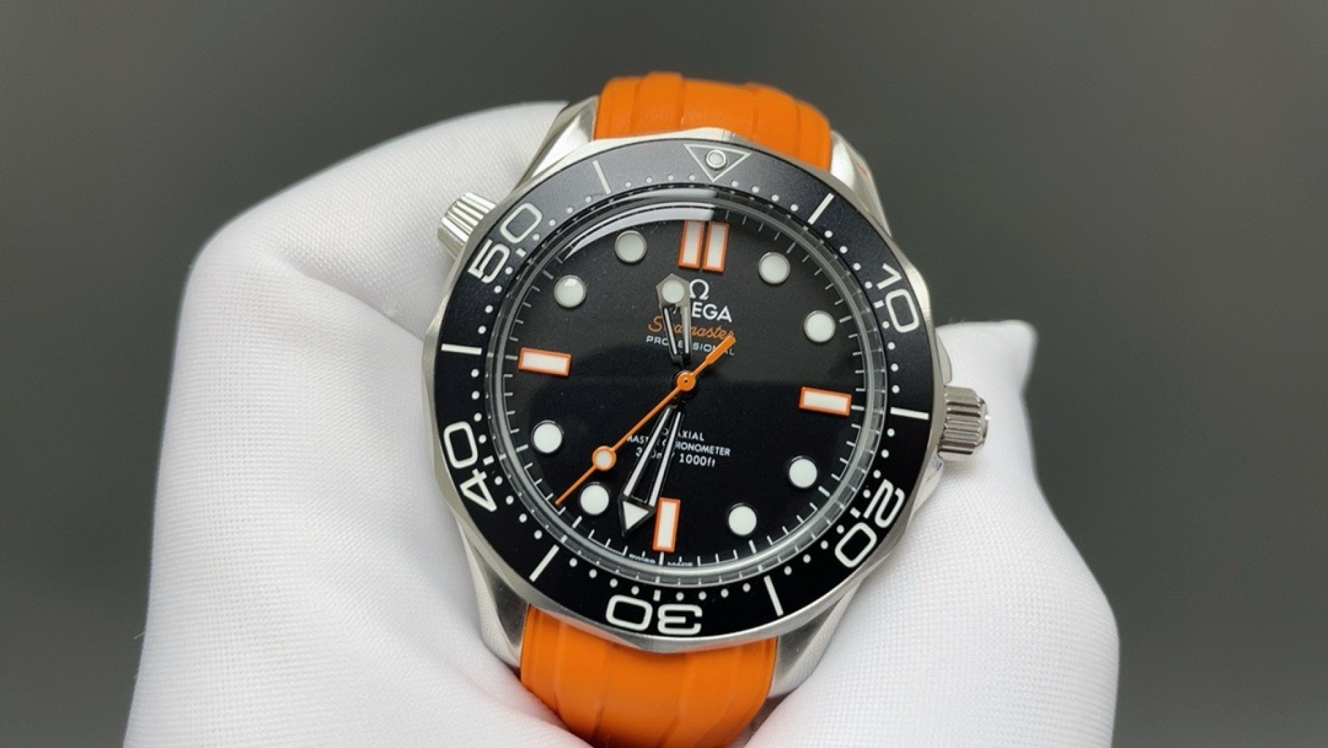Omega Seamaster 42mm Black / White - watch1609 - Image 3