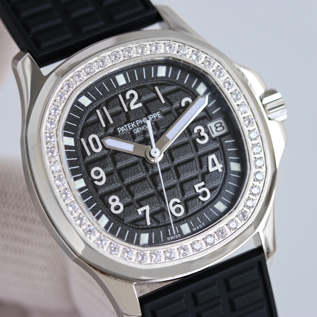 Patek Philippe Aquanaut 35.6mm Silver - watch1633 - Image 3