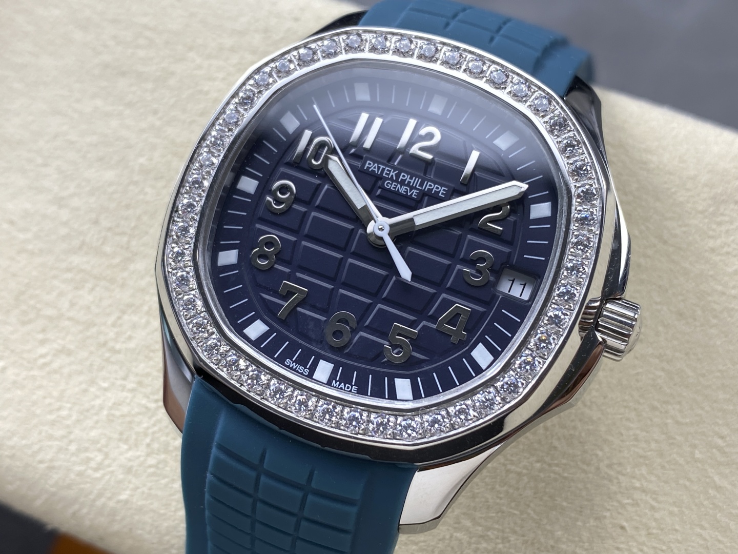 Patek Philippe Aquanaut 38mm Silver - watch1666 - Image 3