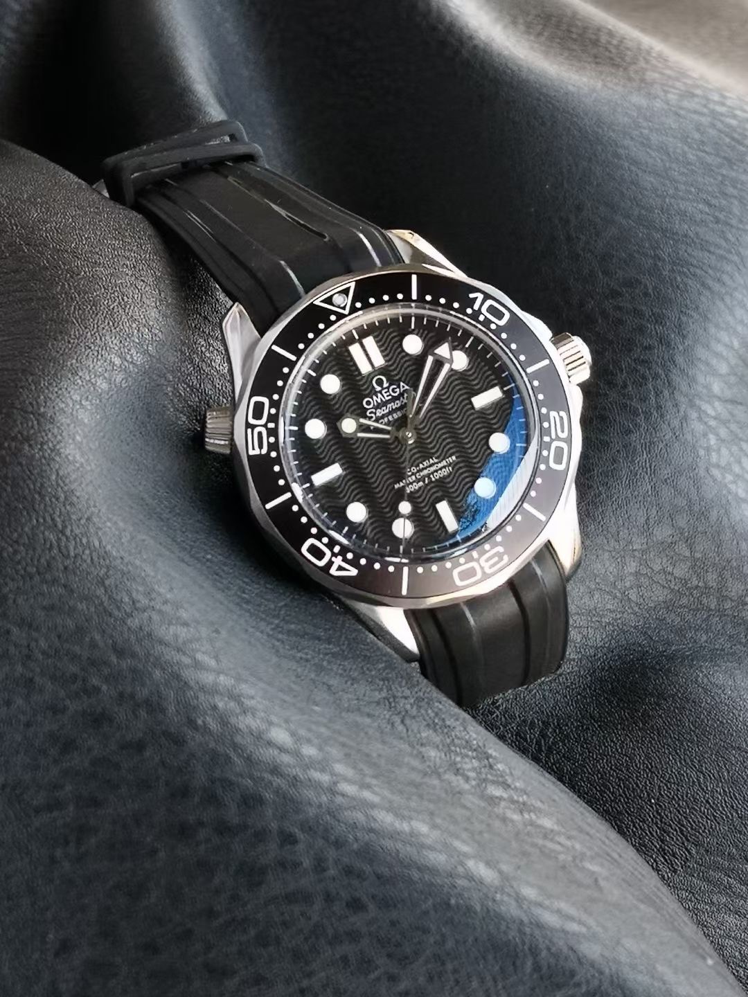 Omega Seamaster Black / White - watch0092 - Image 4