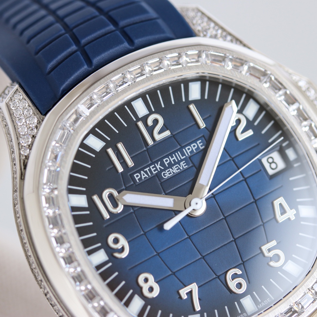 Patek Philippe Aquanaut 40mm White / Rose Gold - watch0157 - Image 4