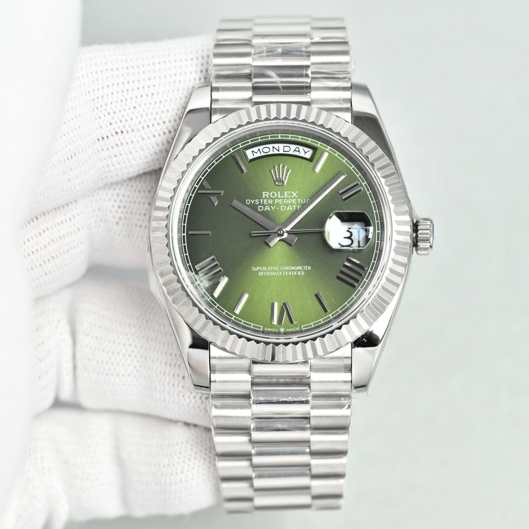 Rolex Day-Date 40mm White / Gold - watch0483 - Image 4