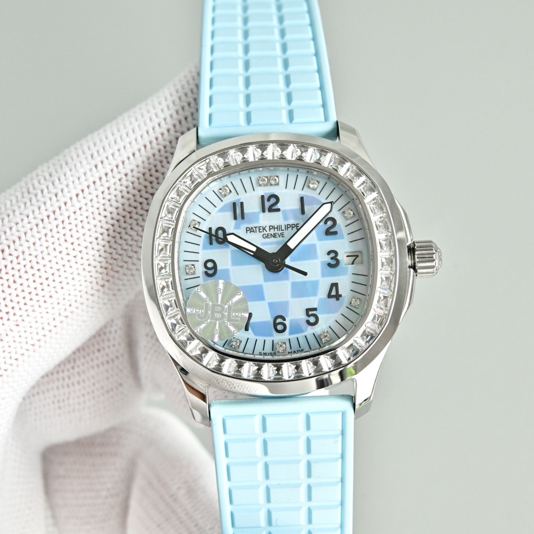 Patek Philippe Aquanaut 35.6mm White / Rose Gold - watch1183 - Image 4