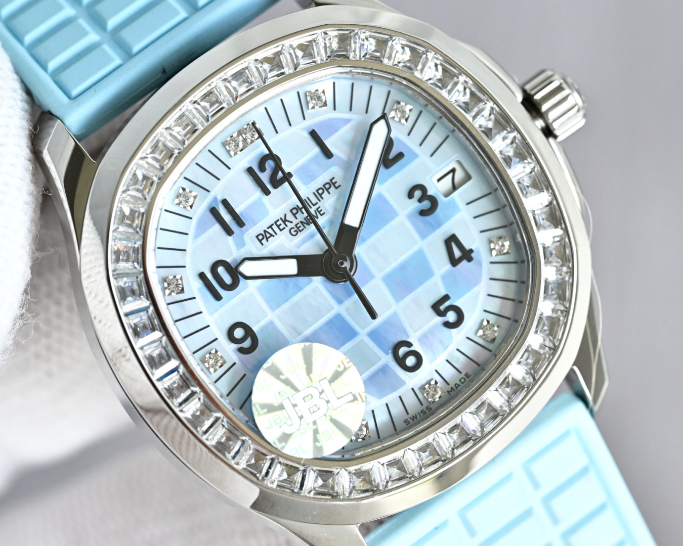 Patek Philippe Aquanaut 35.6mm White / Gold - watch1295 - Image 4