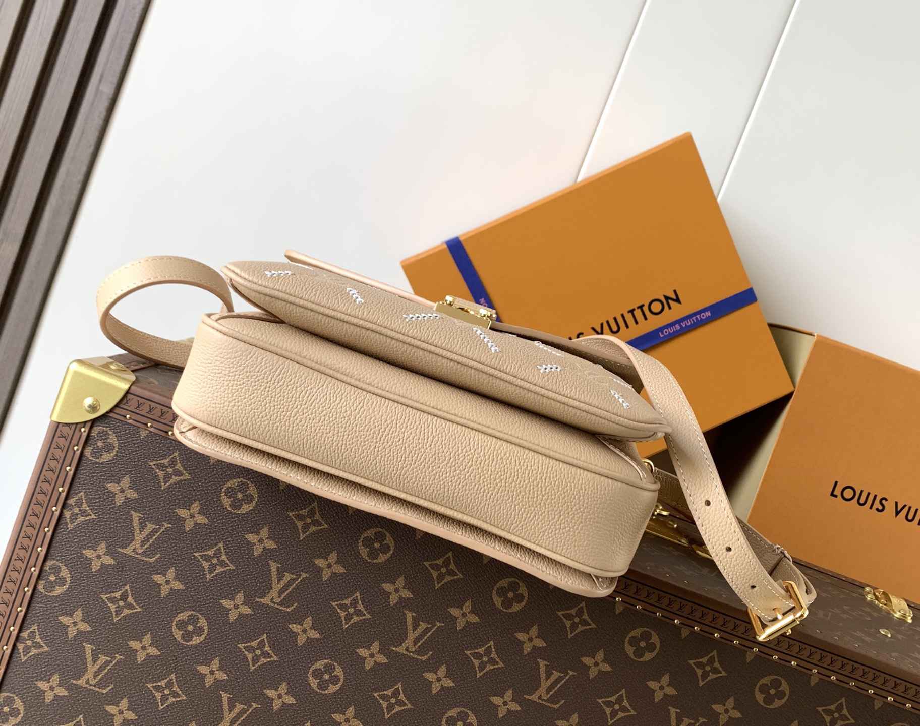 lv0190 Louis Vuitton M46613 M29497 M27357 M273 Top Handle Bag Medium with Dynamic Code - Image 4