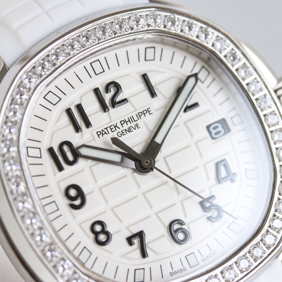 Patek Philippe Aquanaut 38.8mm Silver - watch1433 - Image 4