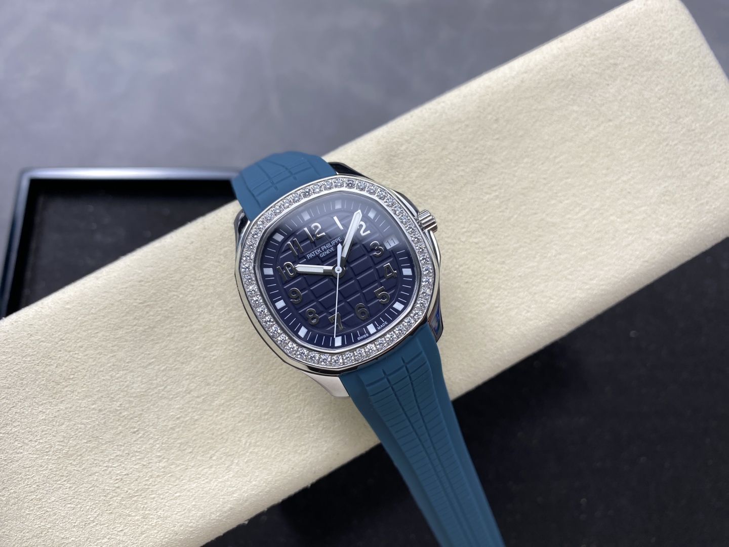 Patek Philippe Aquanaut 38mm Silver - watch1666 - Image 4