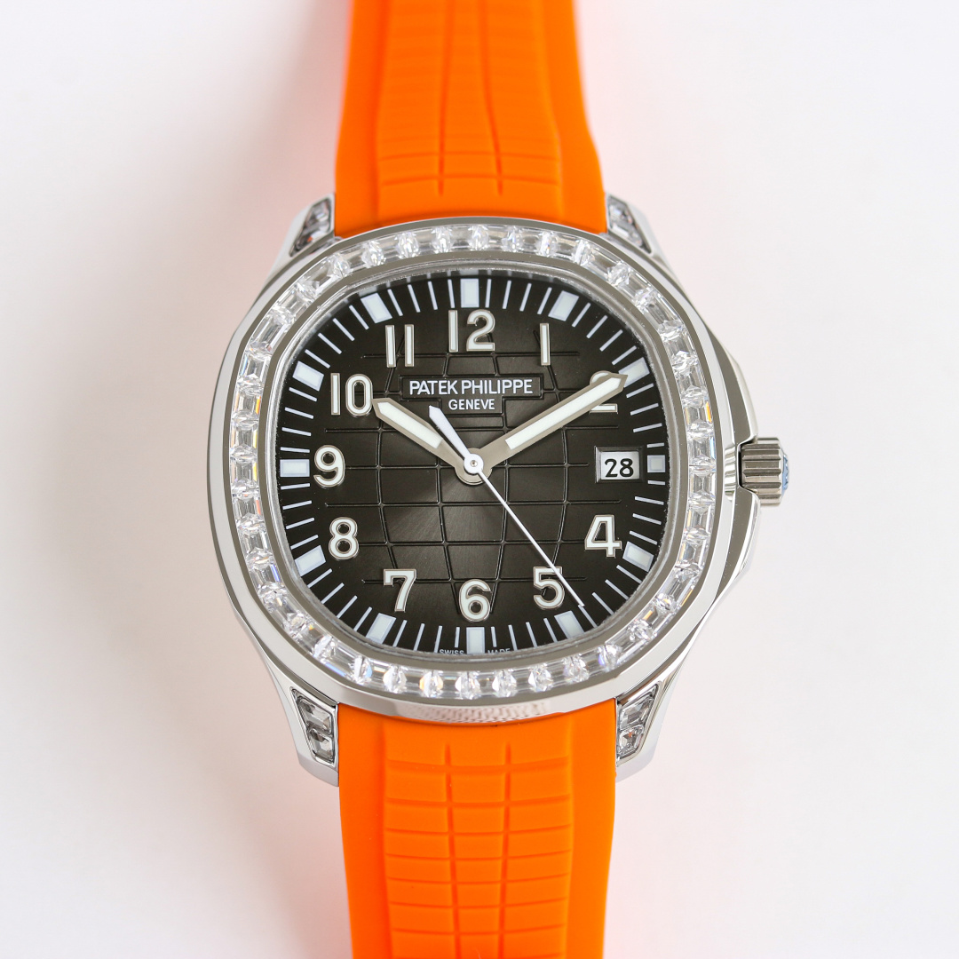 Patek Philippe Aquanaut 38.8mm White / Gold - watch1725 - Image 4