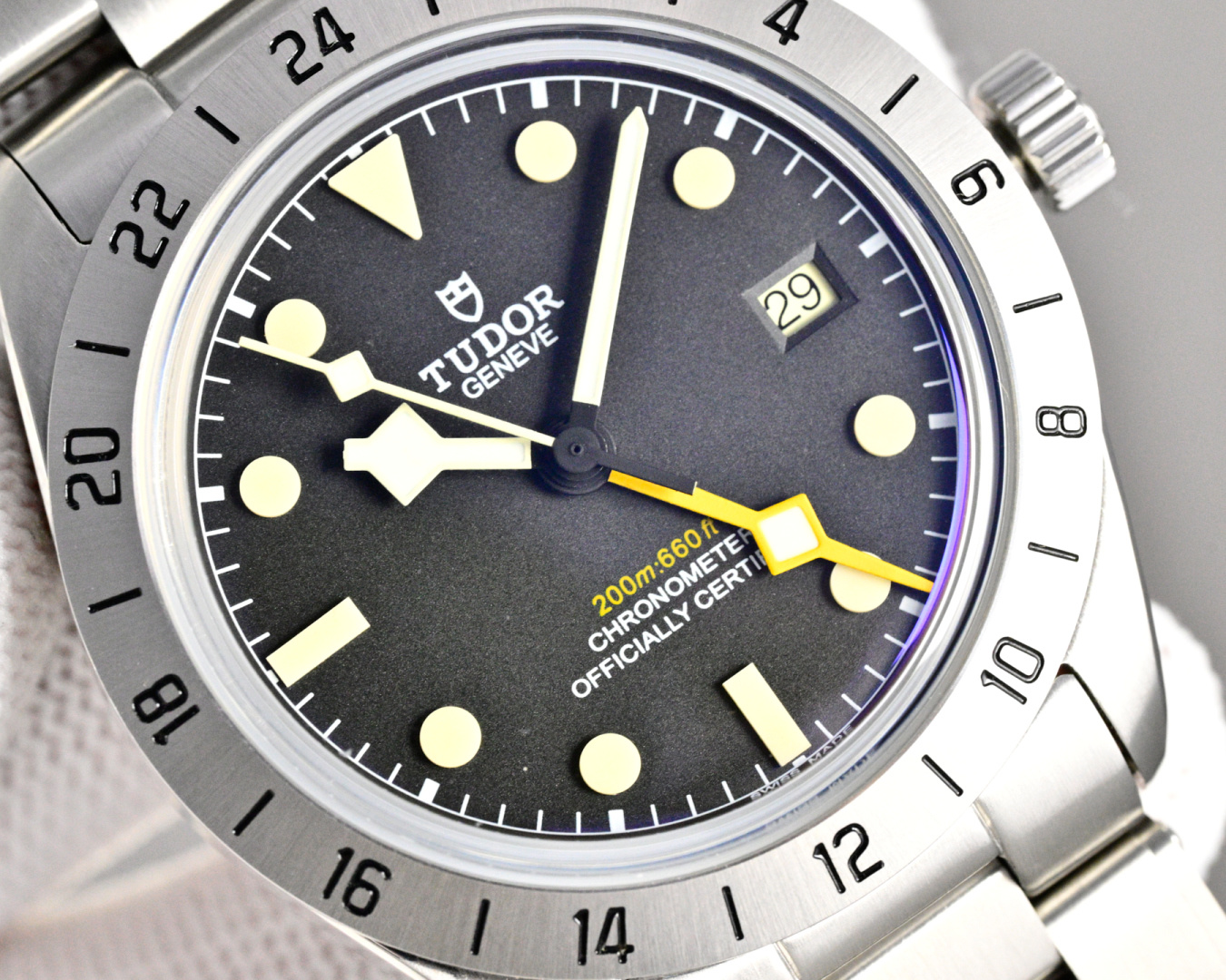 Rolex GMT-Master 39mm Black / White - watch1729 - Image 4
