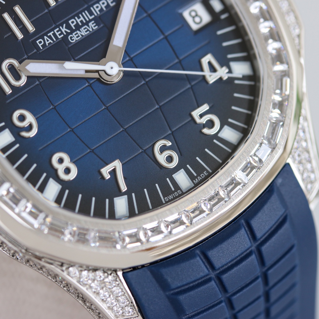 Patek Philippe Aquanaut 40mm White / Rose Gold - watch0157 - Image 5