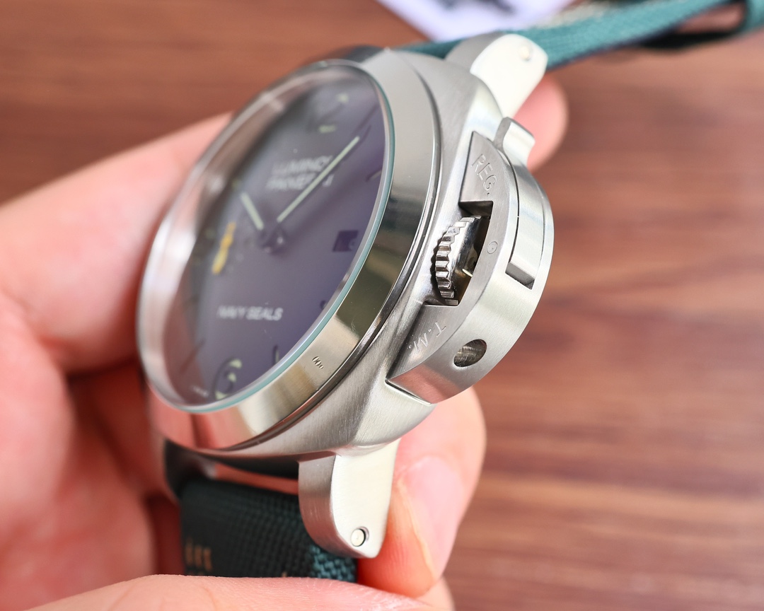 Classic Watch 44mm Black / White - watch0470 - Image 5
