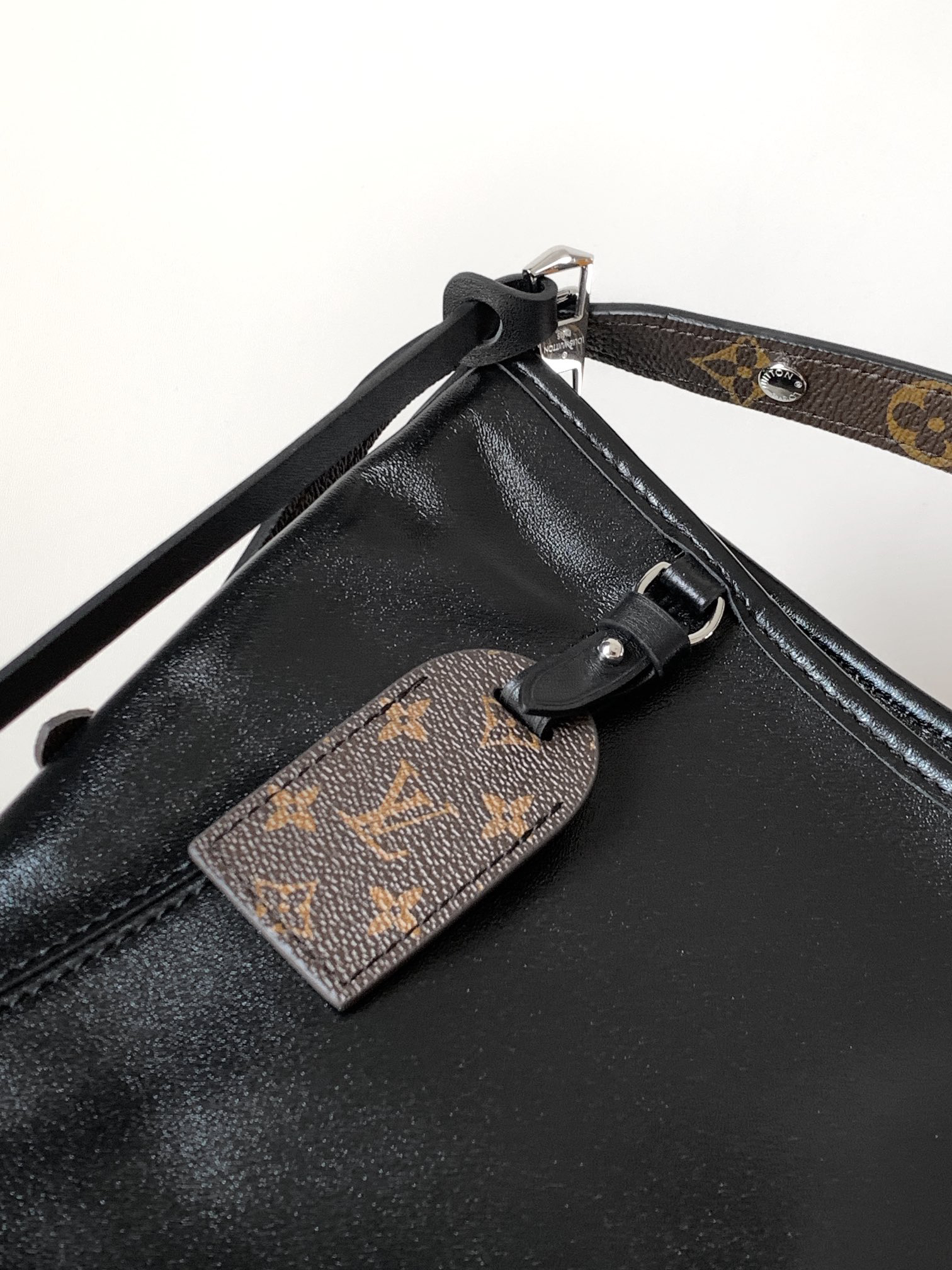 lv0120 Louis Vuitton M28160 CarryAl Top Handle Bag Large with Dynamic Code - Image 5