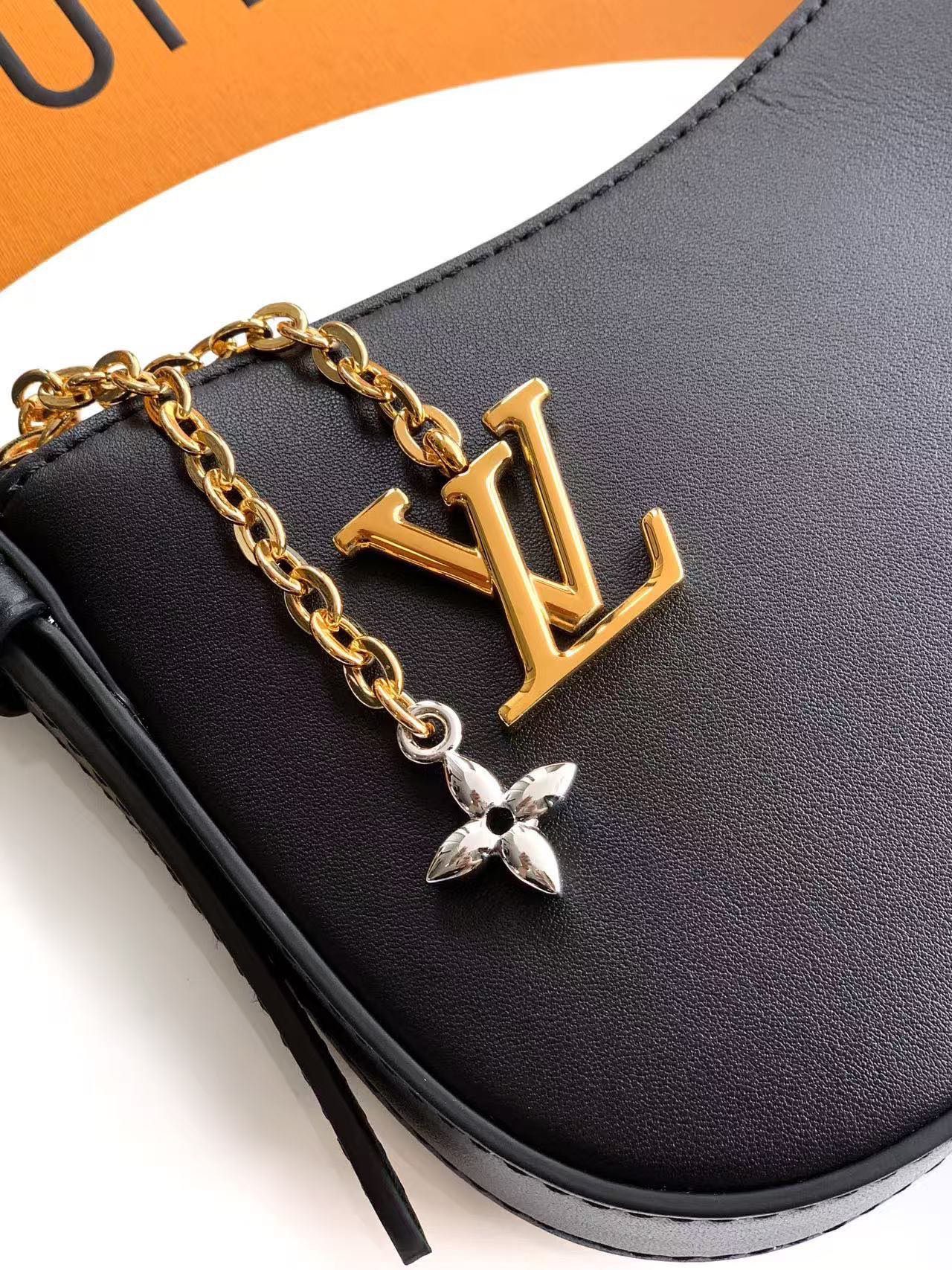 lv0156 Louis Vuitton M25525 M25784 Top Handle Bag - Image 5