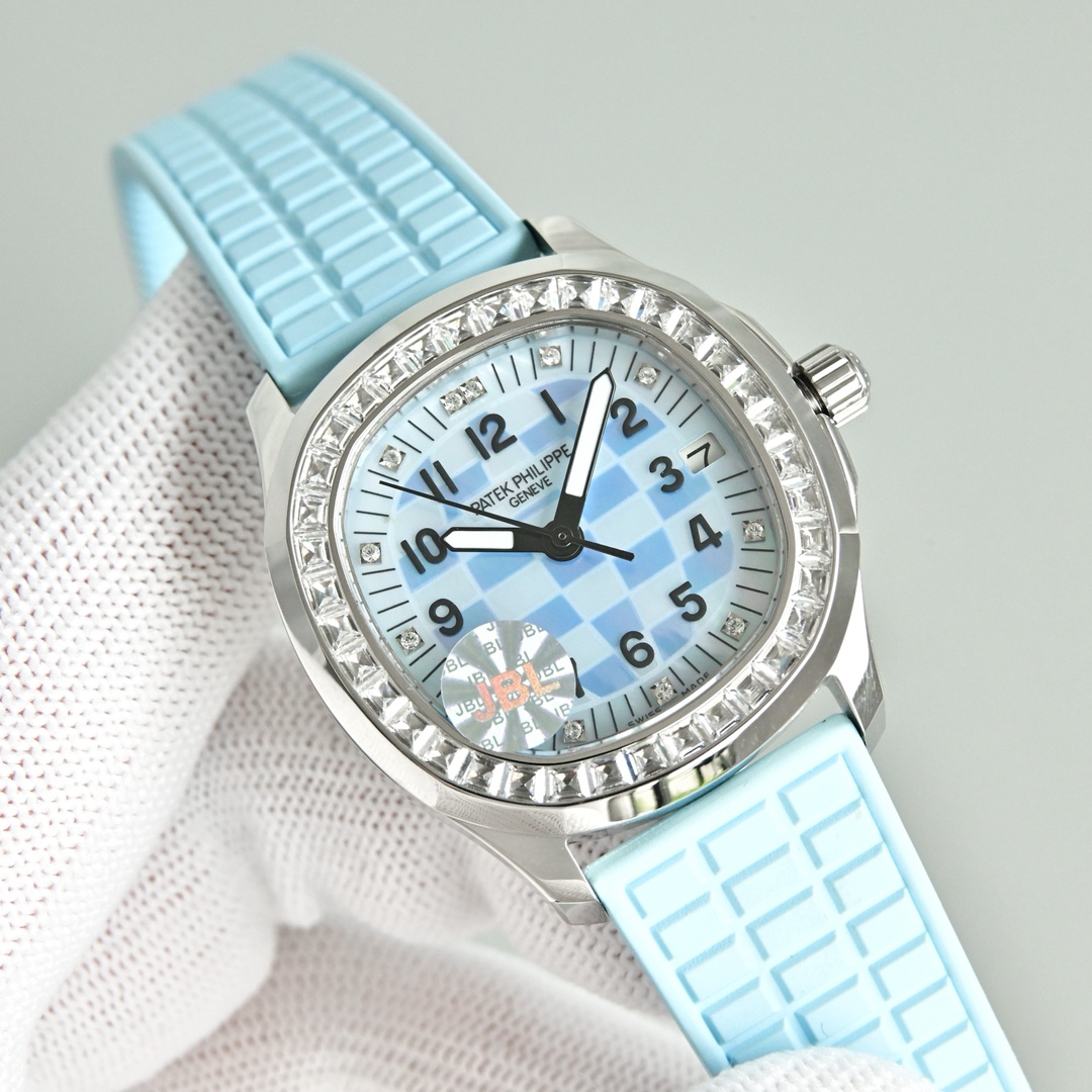 Patek Philippe Aquanaut 35.6mm White / Rose Gold - watch1183 - Image 5