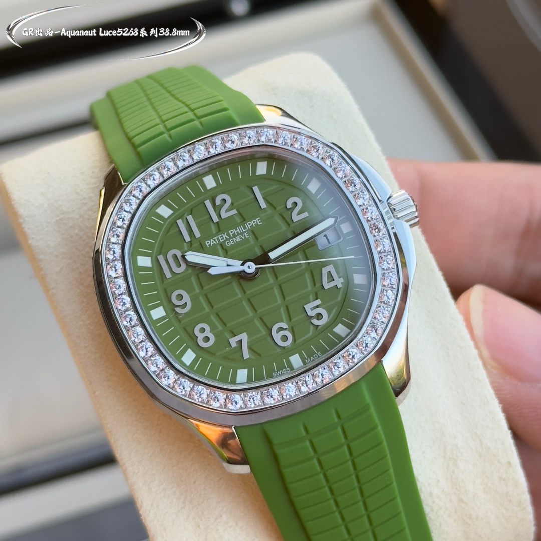 Patek Philippe Aquanaut 38.8mm White / Gold - watch1215 - Image 5