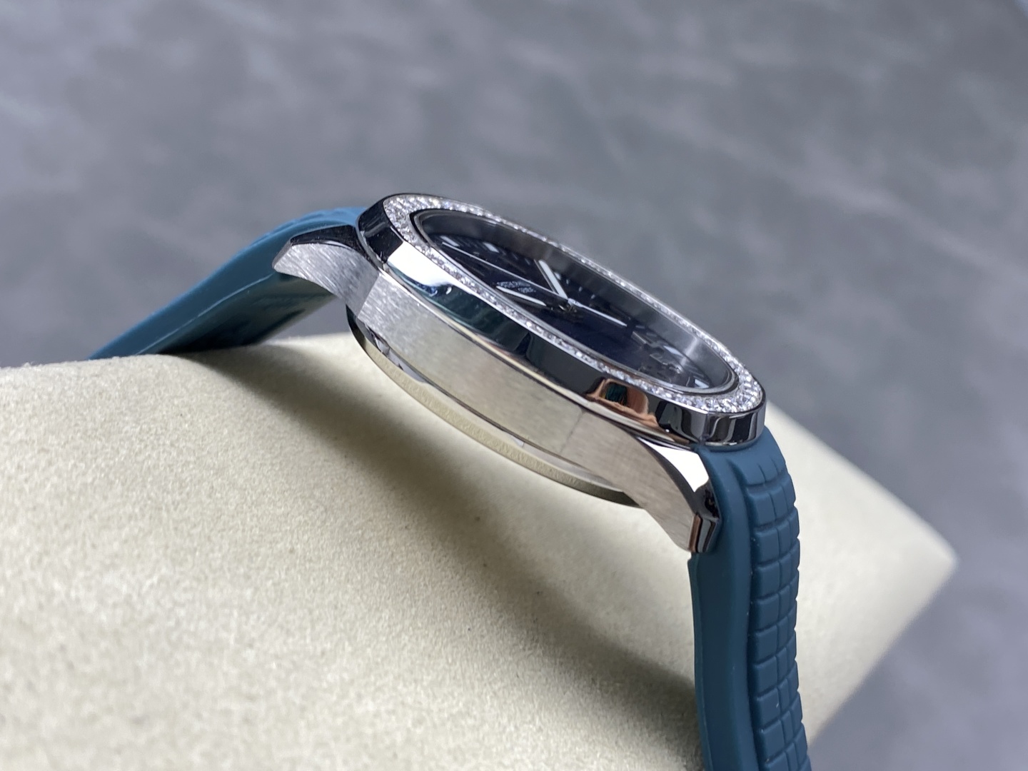 Patek Philippe Aquanaut 38mm Silver - watch1666 - Image 5